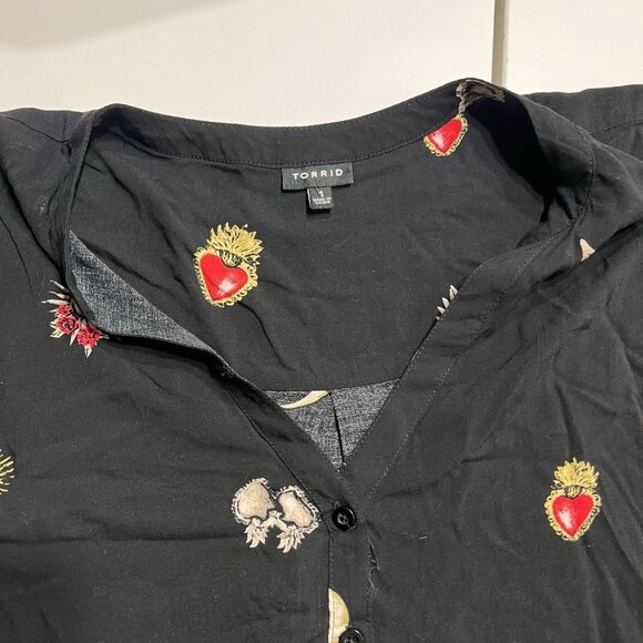 Torrid Black Sacred Hearts Blouse Short Sleeve Size 1 - Picture 6 of 7
